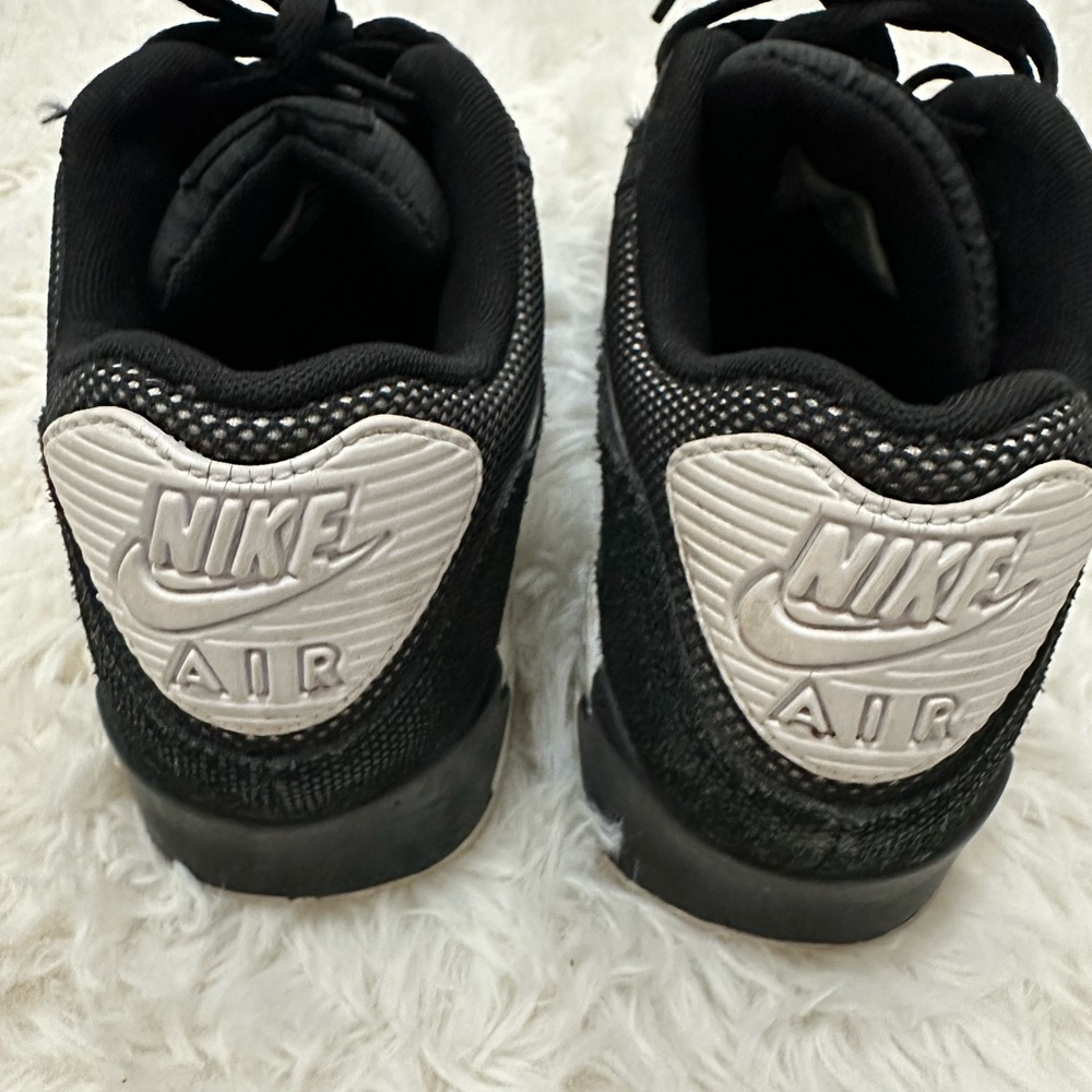 Nike Black and White Women's Sneakers - Picture 3 of 3